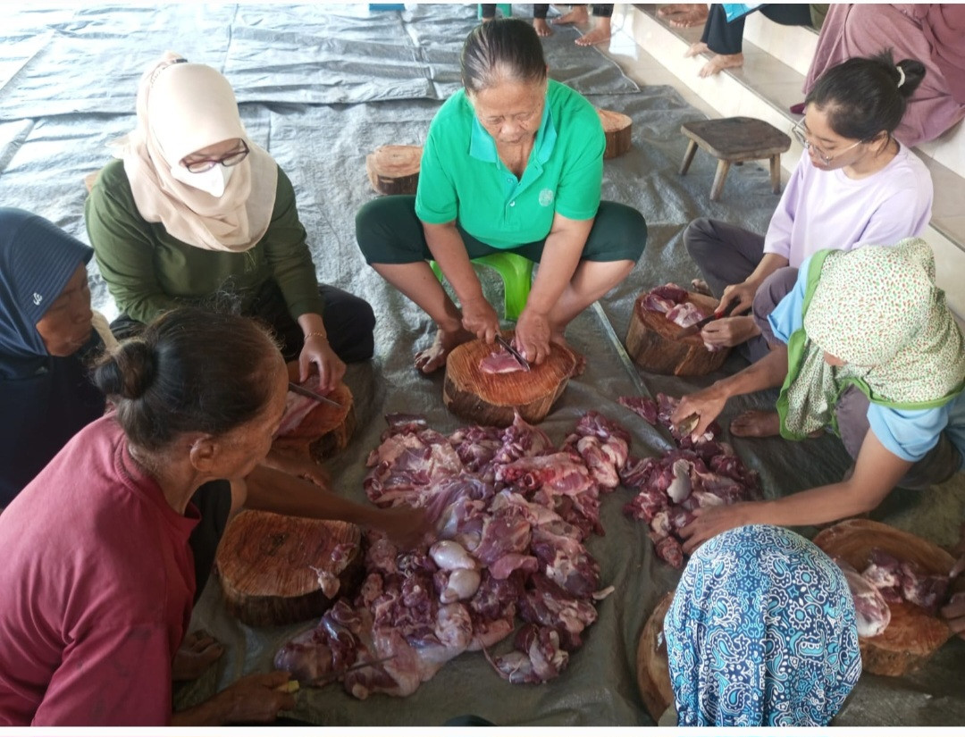 Memotong Daging Kurban Masjid Sabilussa'adah Pokoh