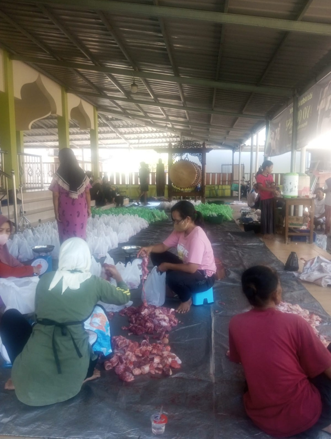 Penimbangan Daging Kurban Masjid Sabilussa'adah Pokoh