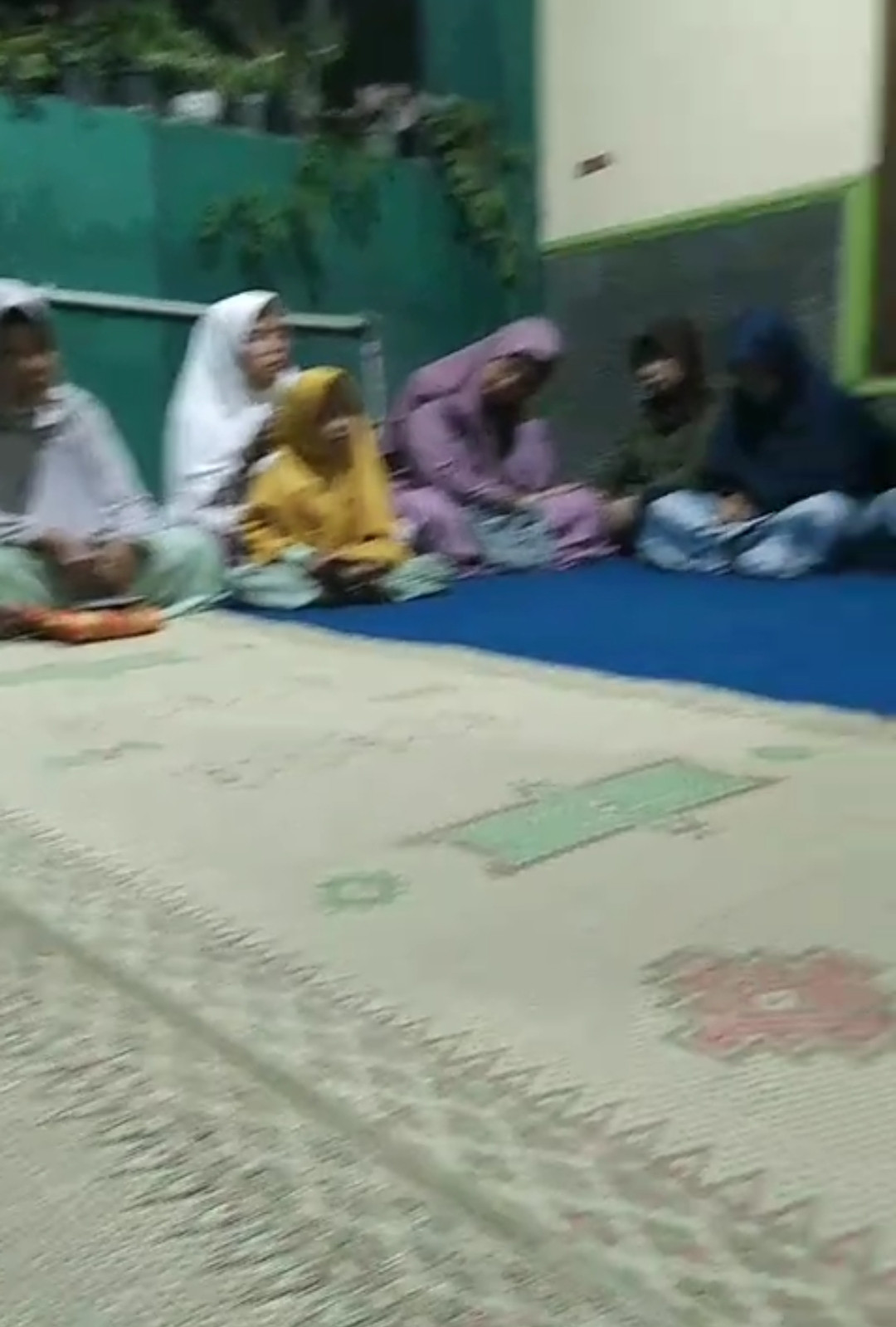 Yasinan rutin ibu ibu RT 03 dirumah ibu Retno Fatimah gebang Jetis wedomartani