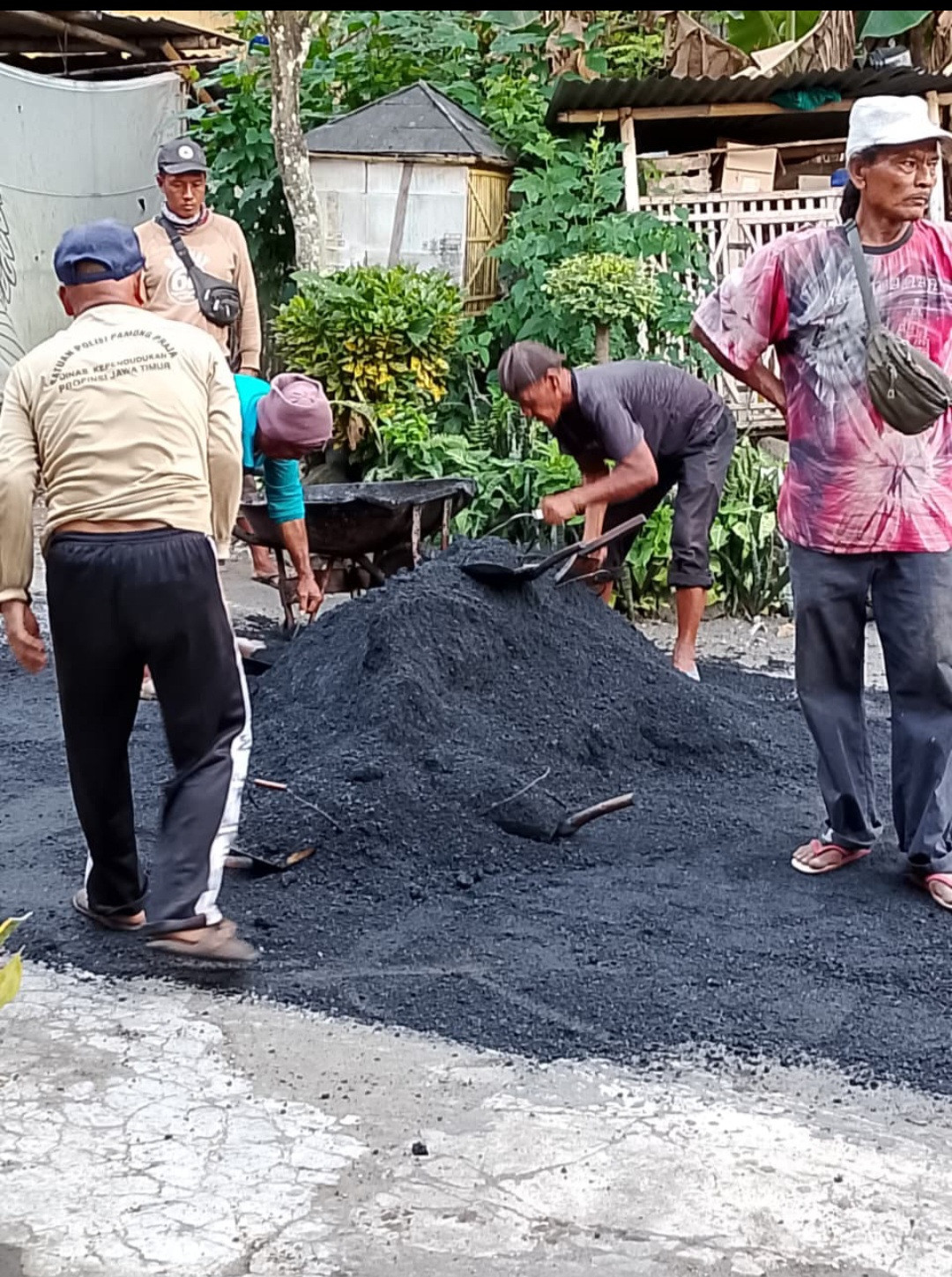 Partisipasi Warga Dalam Perbaikan Jalan To Menggolo RT 02 Pokoh