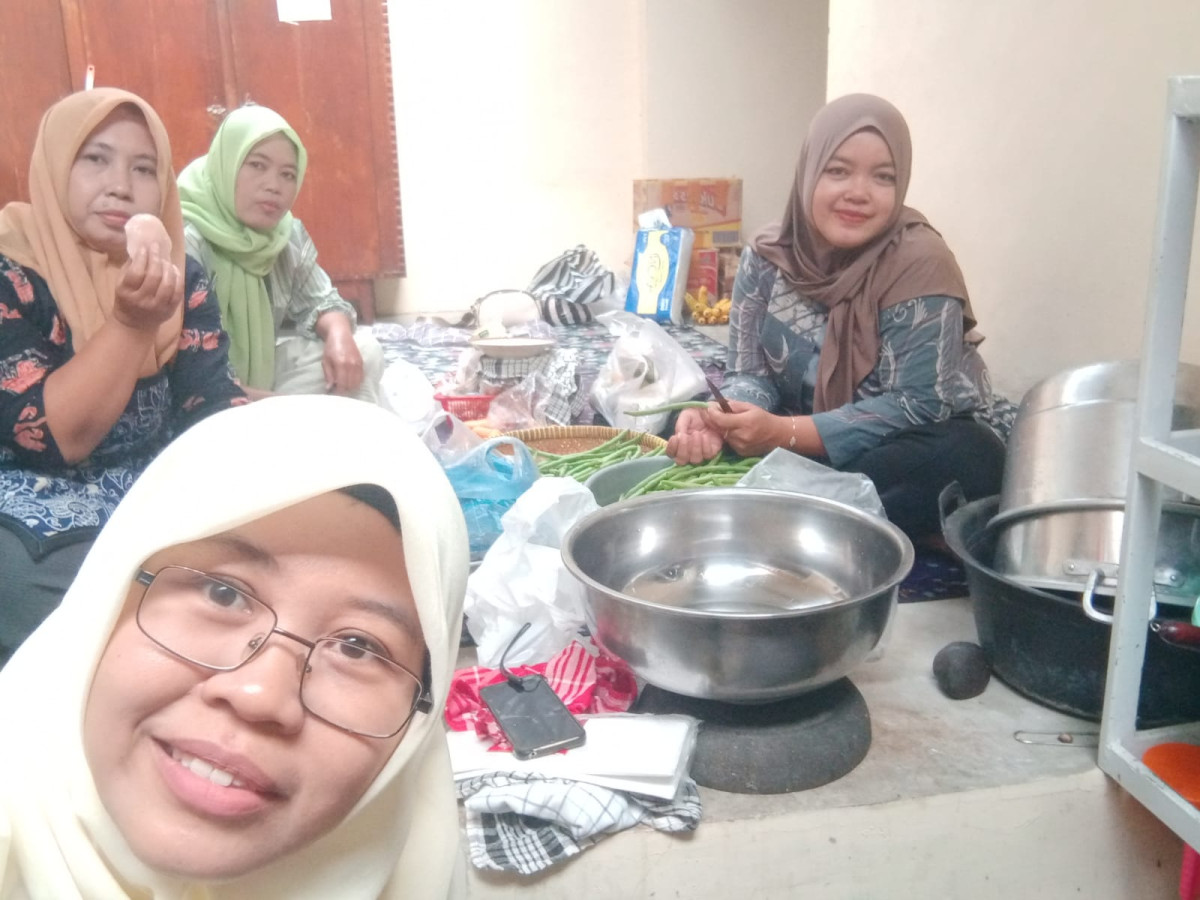 proses memasak PMT lokal utk Bumil oleh kader Krajan