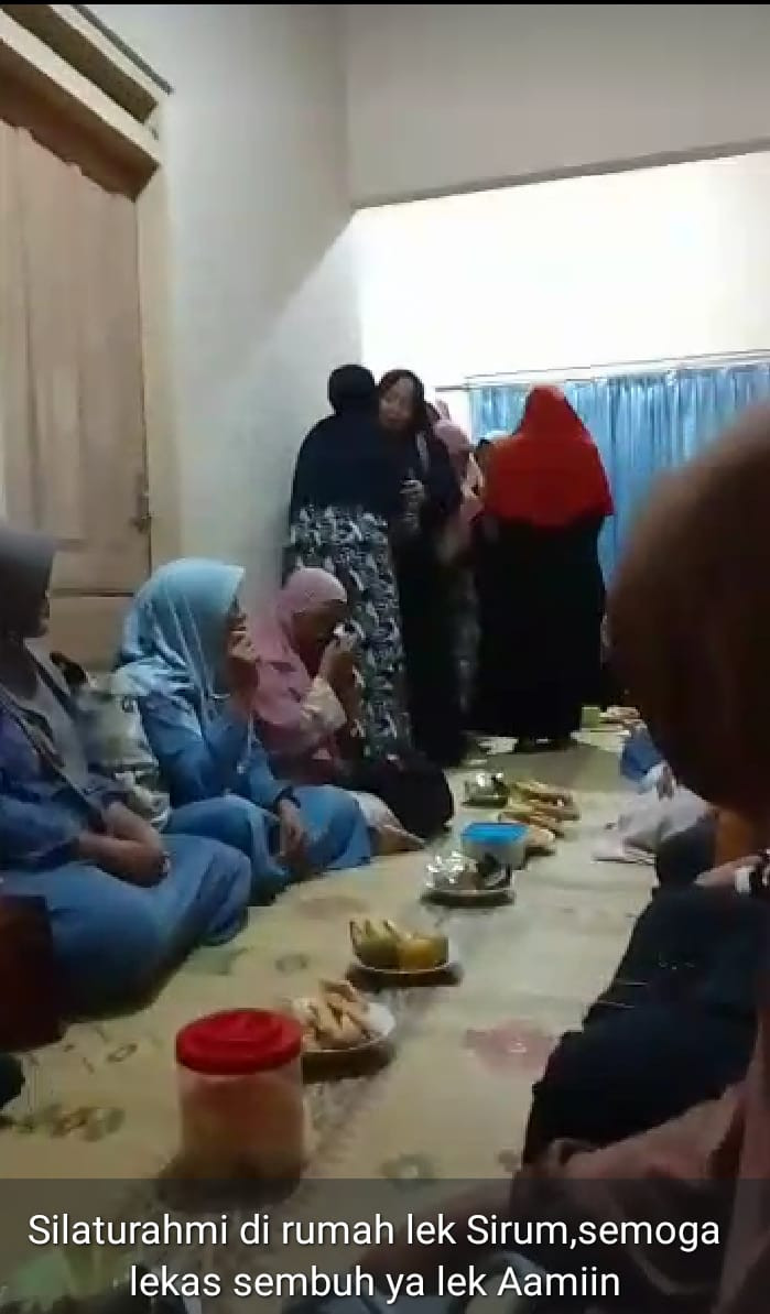 Menjenguk tetangga sakit oleh warga krajan