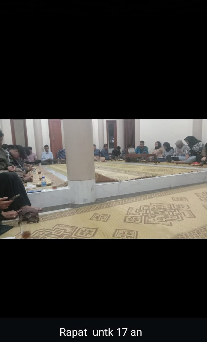 Rapat penyelenggaraan acara agustusan oleh warga krajan
