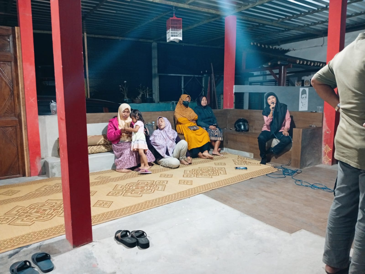 Latihan Menyanyi Untuk Acara Malam Tirakatan 17 Agustus Warga RT 02 Pokoh