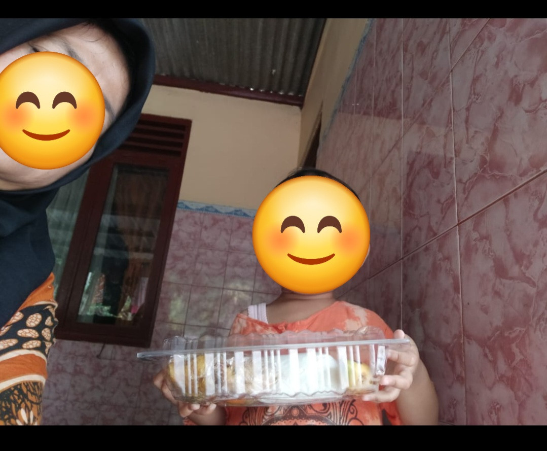 Pendistribusian PMT Lokal Pada Balita RT 05 di Padukuhan Pokoh