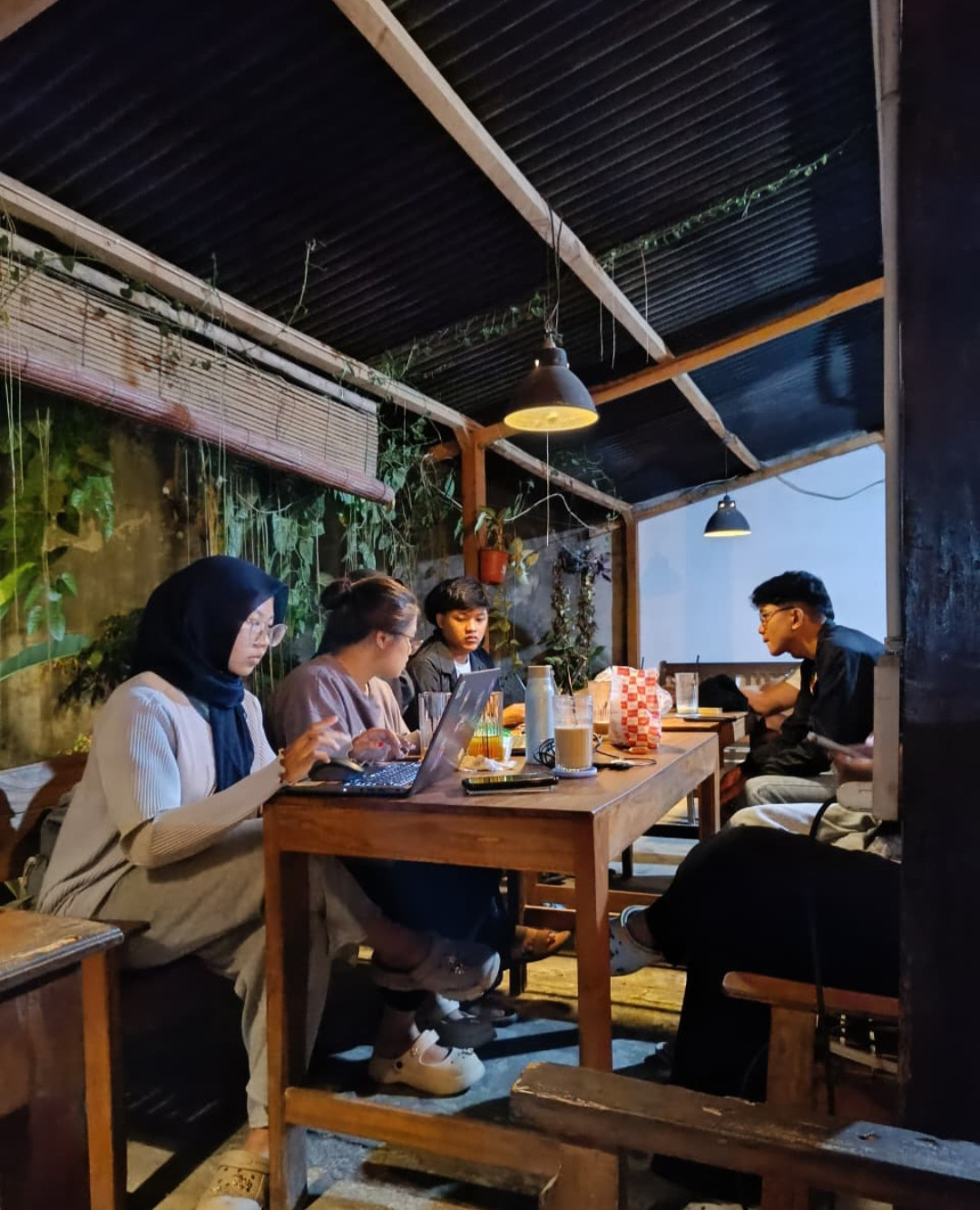 Rapat tim inti HUT RI ke 80 di sor duren cafe gebang Jetis wedomartani