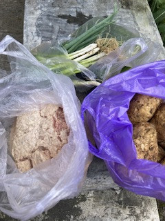 Menyuplai bahan mentah PMT lokal oleh kader Sanggrahan