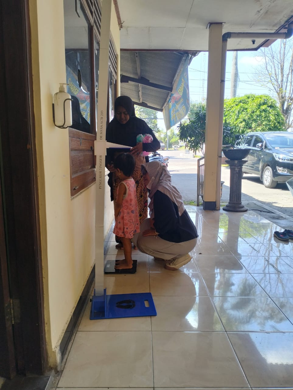 Penimbangan balita evaluasi PMT Lokal oleh kader krajan