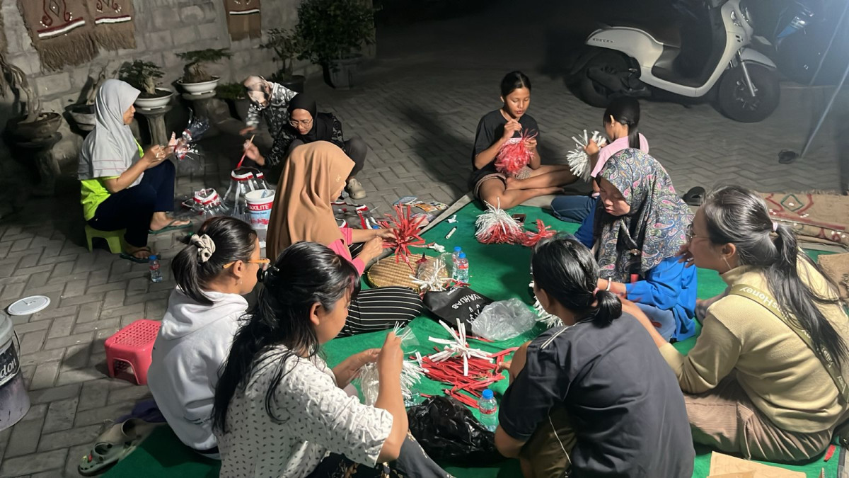 Guyup rukun ibu ibu RT 06 membuat topi,rompi dr bahan sampah daur ulang untuk pawai 17an gebang Jetis wedomartani
