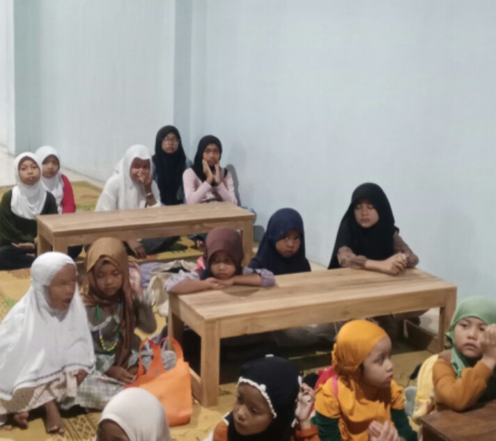 Santriwati sedang duduk melakukan hafalan2 surat2 pendek