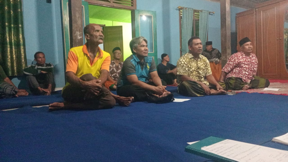 Pertemuan bapak bapak malam Sabtu pahing di rumah BPK Suratno, dipertemuan ini adalah ajang rembuk warga gebang Jetis wedomartani