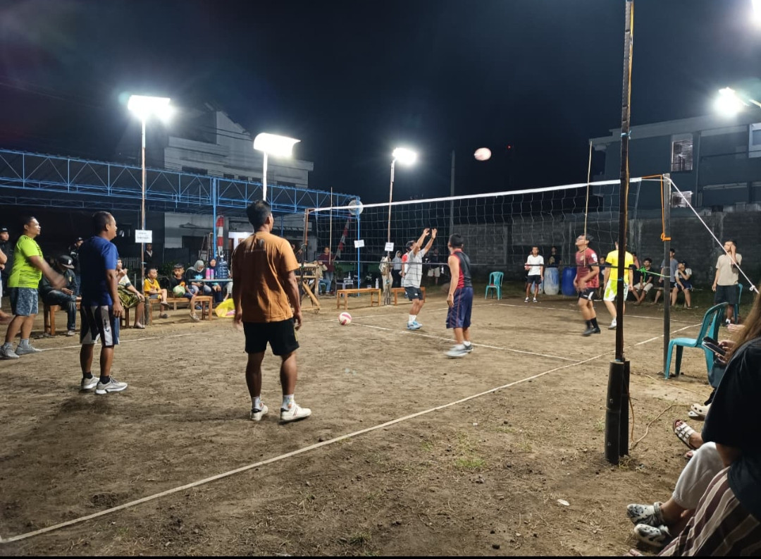 Kegiatan lomba  bola voli dalam rangka memeriahkan HUT RI ke 80 di lapangan RT 03 gebang Jetis wedomartani