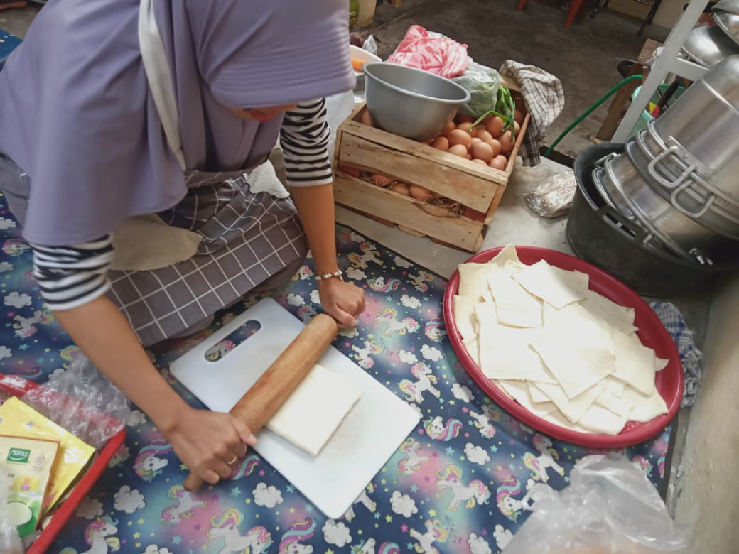 proses memasak PMT lokal utk Bumil oleh kader Krajan