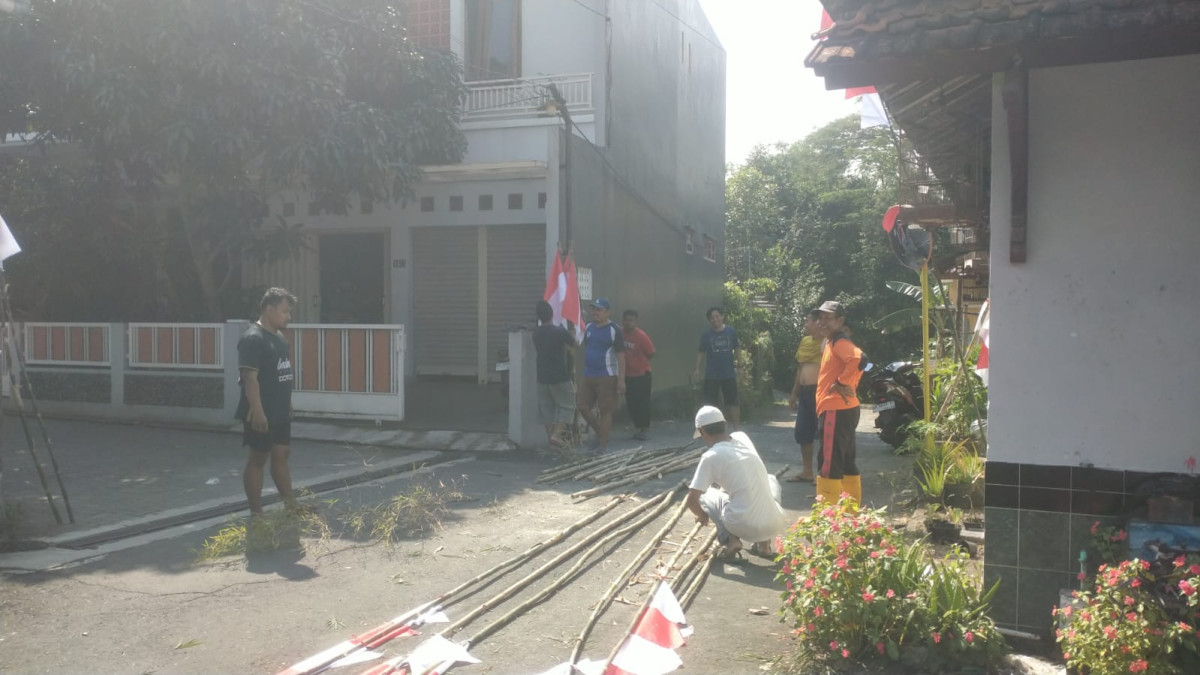 Kerja bakti pemasangan Bendera dlam rangka Agustus an oleh warga Dusun Krajan