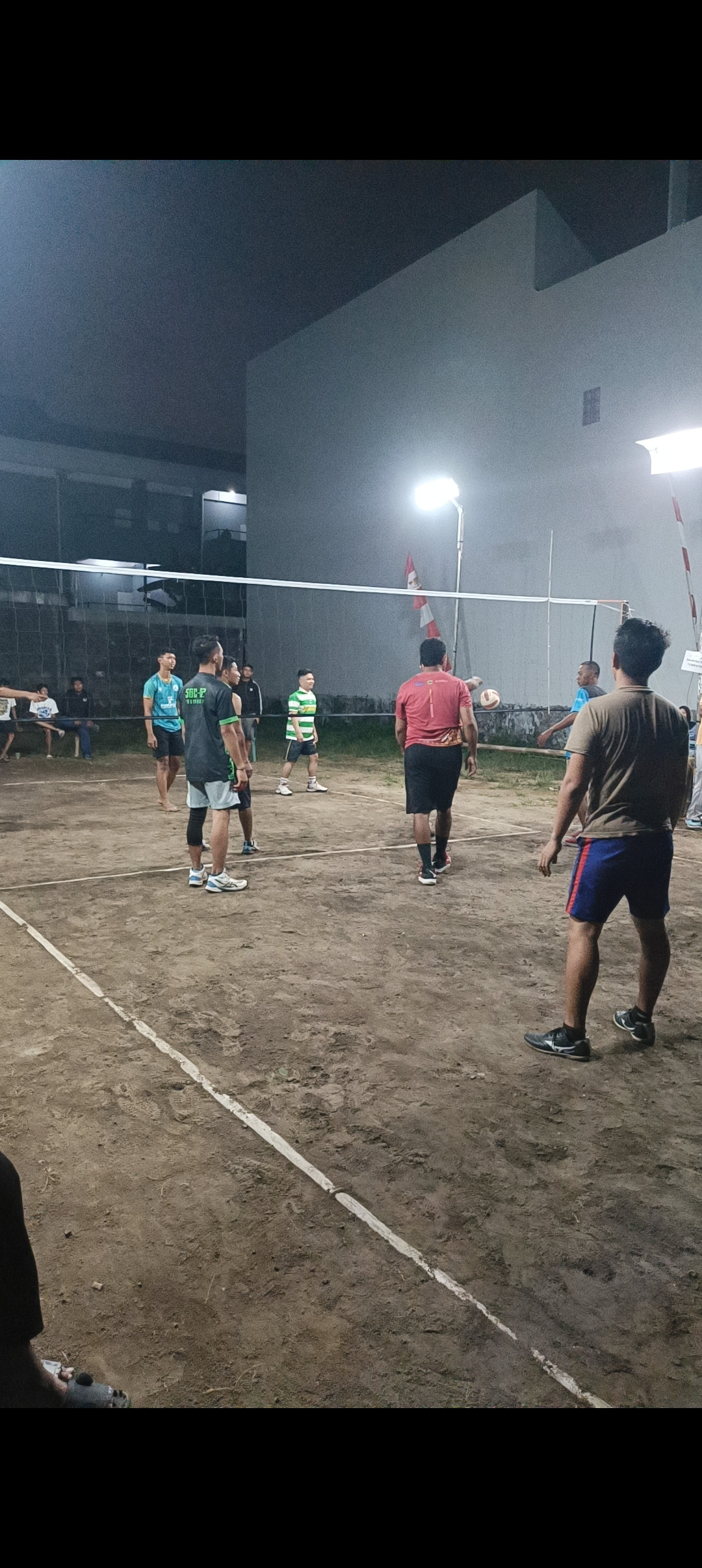 Pertandingan bola voli bapak bapak guna memeriahkan HUT RI ke 80 di lapangan RT 03 gebang Jetis wedomartani