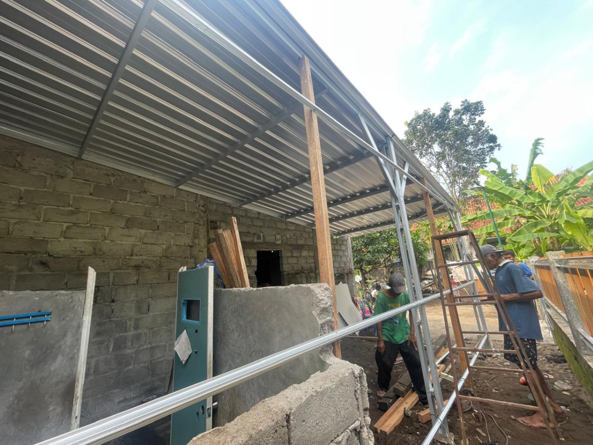 Gotong royyong renovasi rumah tidak layak huni di Padukuhan Blotan