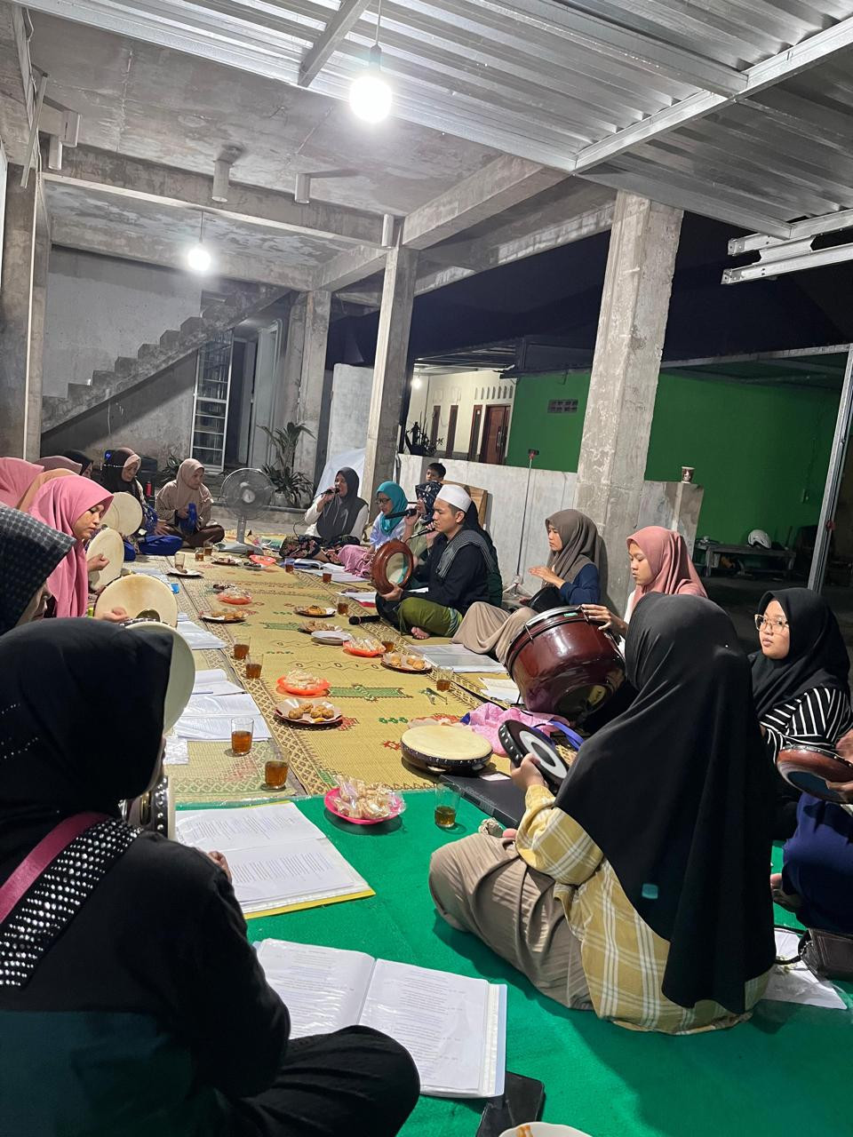 latihan hadroh an nuur Qolbi setiap hari selasa malam di PAdukuhan Blotan