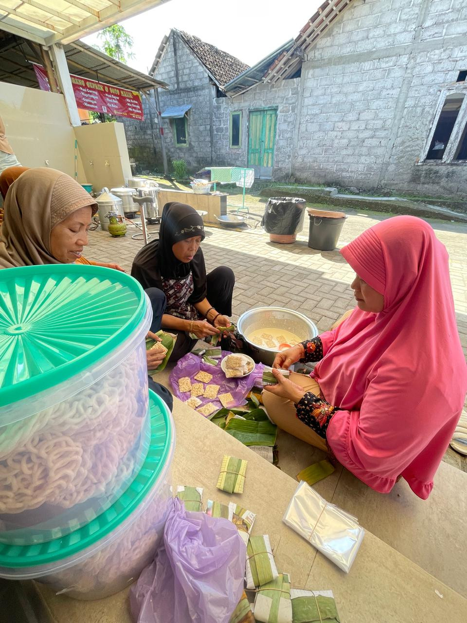kegiatan memasak untuk idhul adha di masjid an nuur bersama warga masyarakat dusun sono di PAdukuhan Blotan