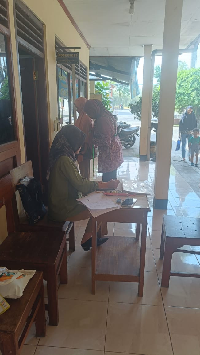 Penimbangan balita evaluasi PMT Lokal oleh kader krajan