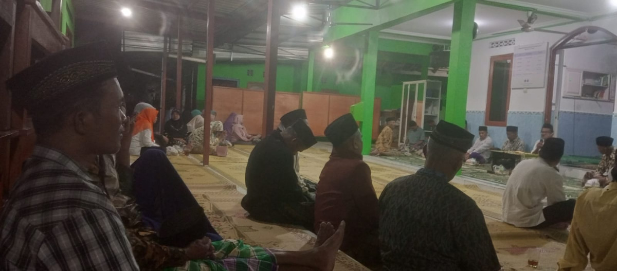 Mujahadah rutinan malam jumat kliwon  di nglarang Malangrejo