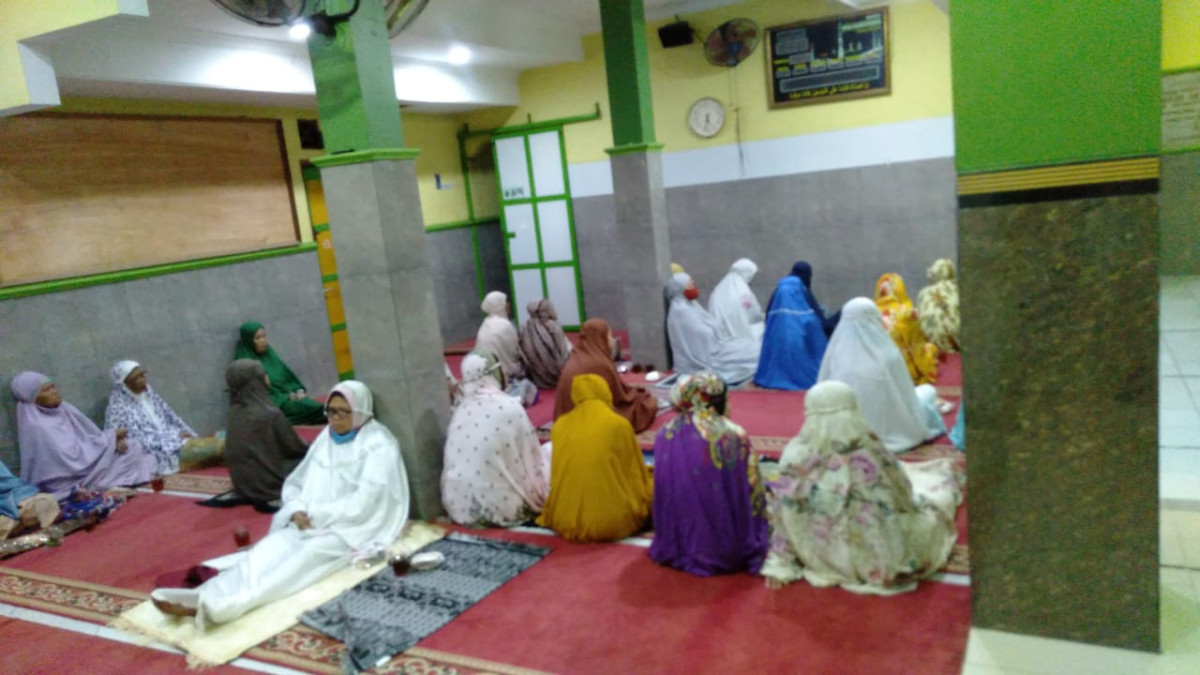 Pengajian Ahad pagi bapak ibu masjid Ar Rohmah Malangrejo