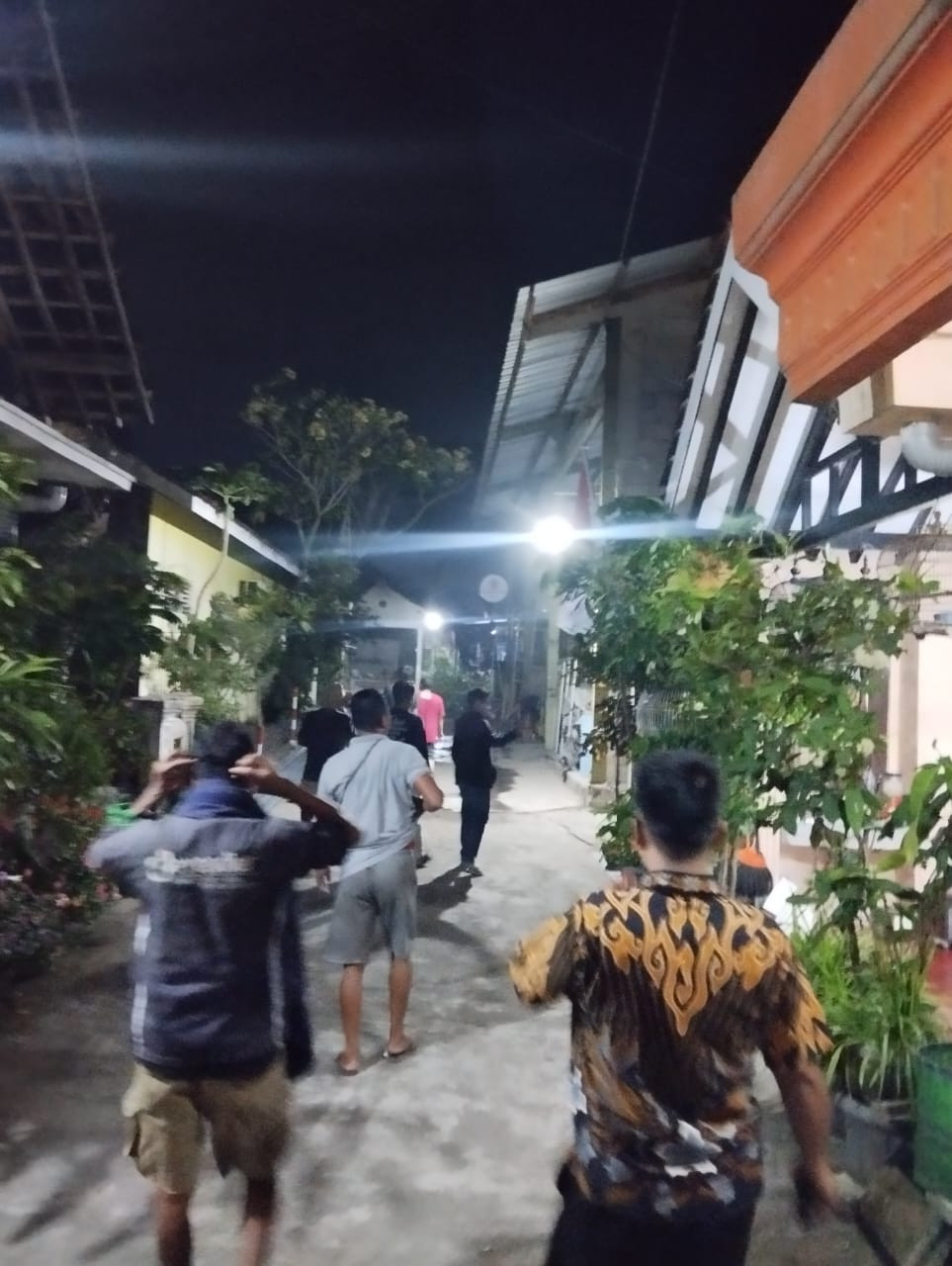 Giat ronda keliling dan njimpit warga RT 03 babadan