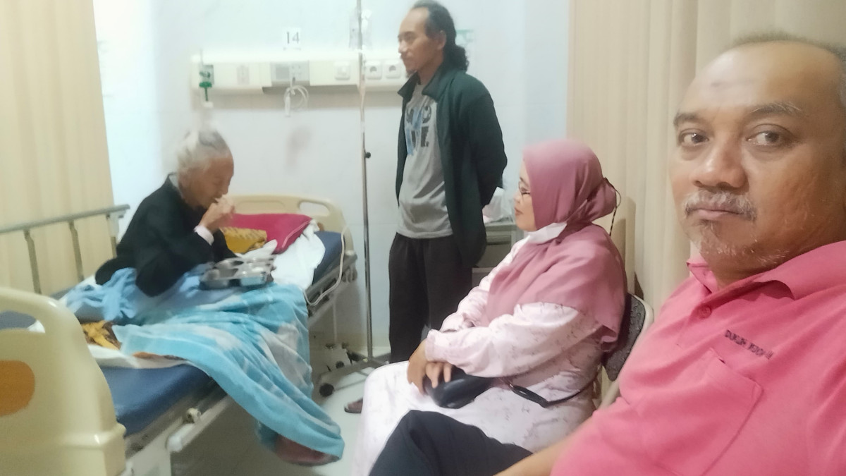 Bezuk warga padukuhan Tonggalan di Rumah Sakit