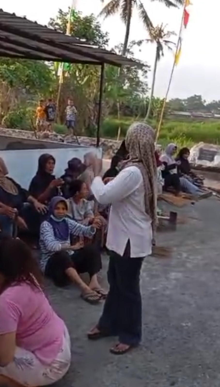 Kerja Bakti Ibu-Ibu RT 04 Padukuhan Pokoh