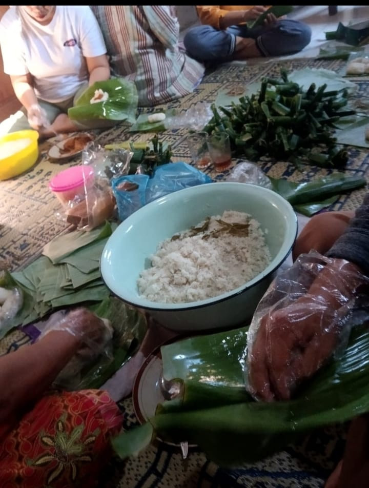 Gotong Royong Rewang Syukuran Khitan Warga Rt 01 Padukuhan Pokoh
