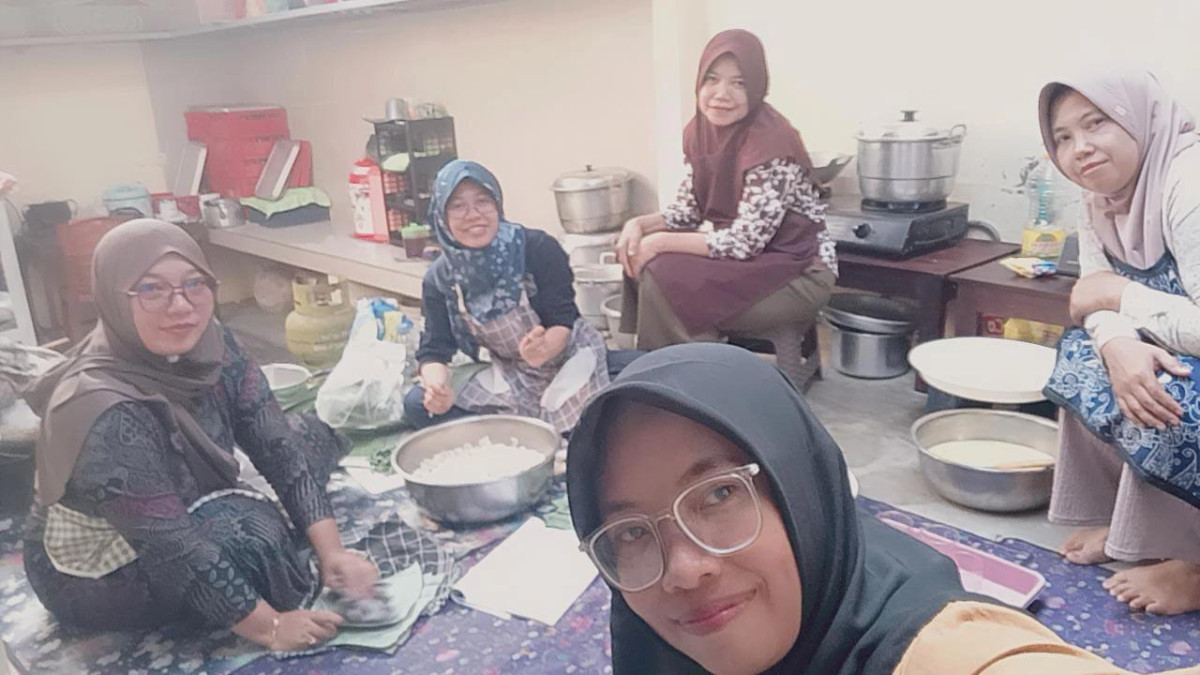 proses memasak PMT lokal utk Bumil oleh kader Krajan