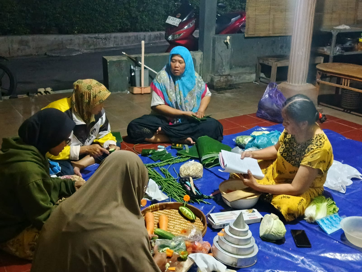 Persiapan lomba tumpeng ibu2 warga gedongan lor
