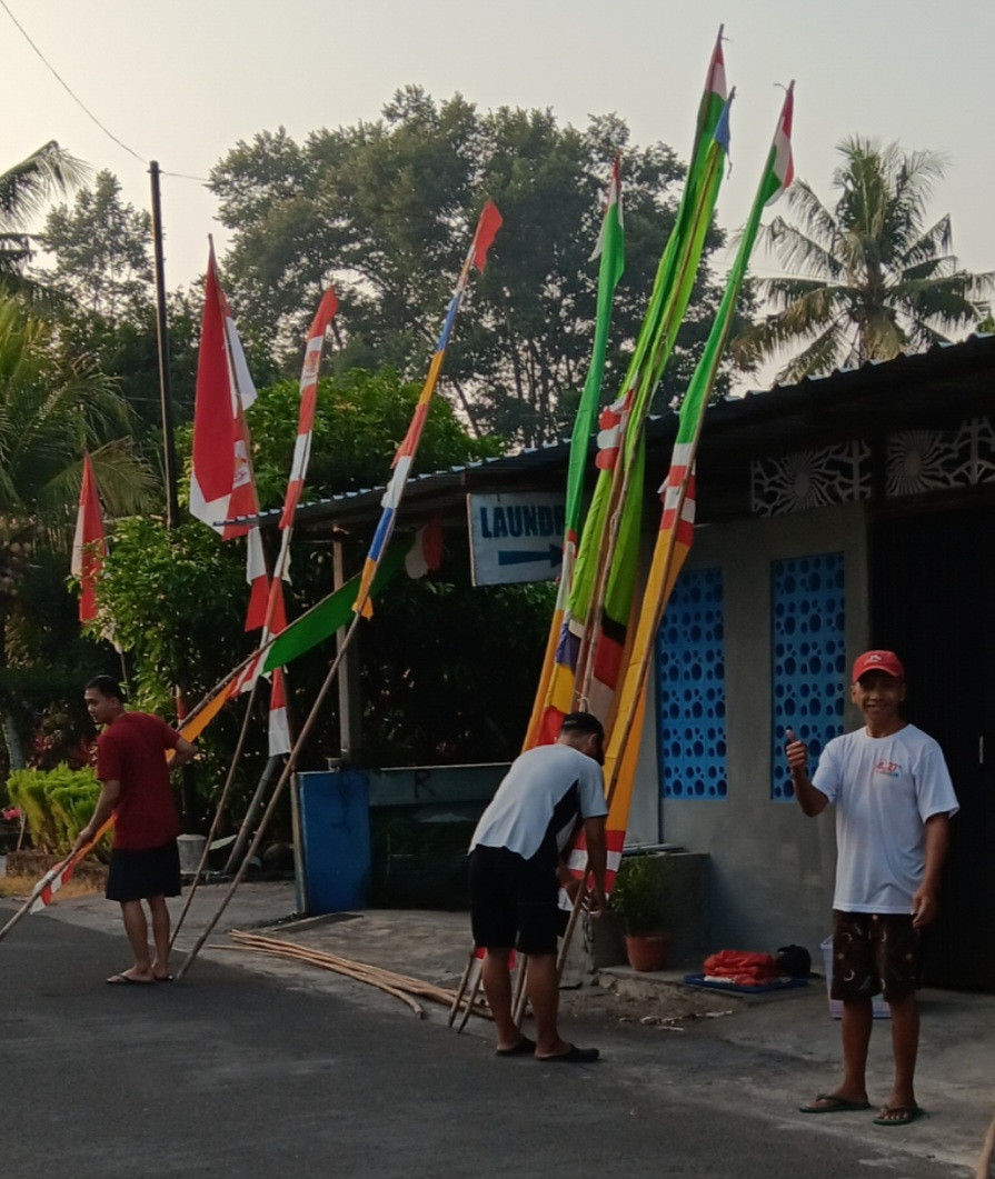 Pemasangan Bendera Dan Umbul-Umbul RT 02 Untuk Memperingati Hari Kemerdekaan Republik Indonesia Yang Ke 80 Padukuhan Pokoh