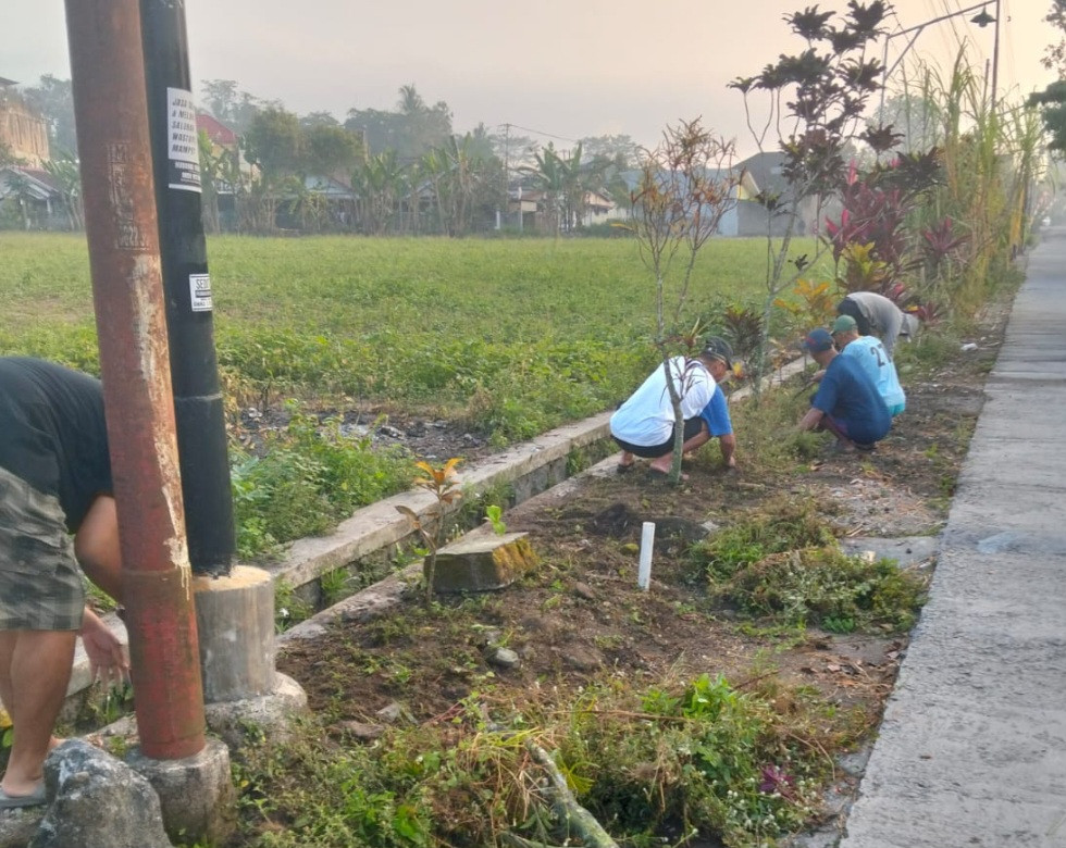 Kerja Bakti Bapak-Bapak RT 03 Pokoh