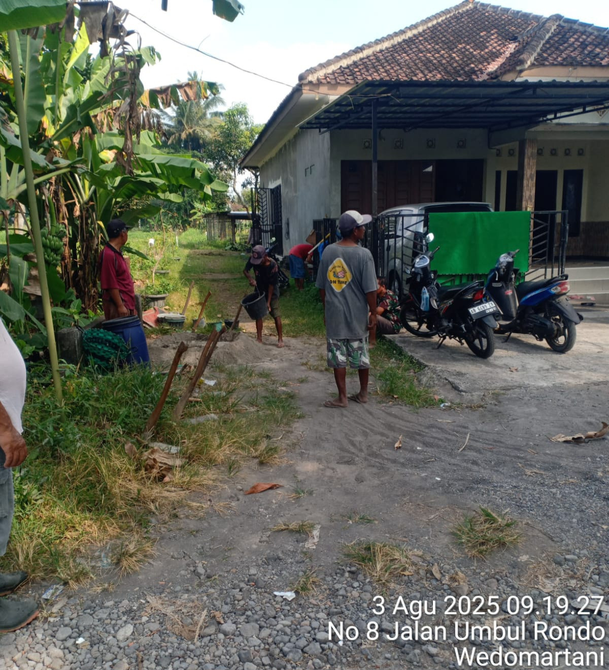 Gotong Royong Saluran Irigasi Oleh Kelompok Tani Pokoh