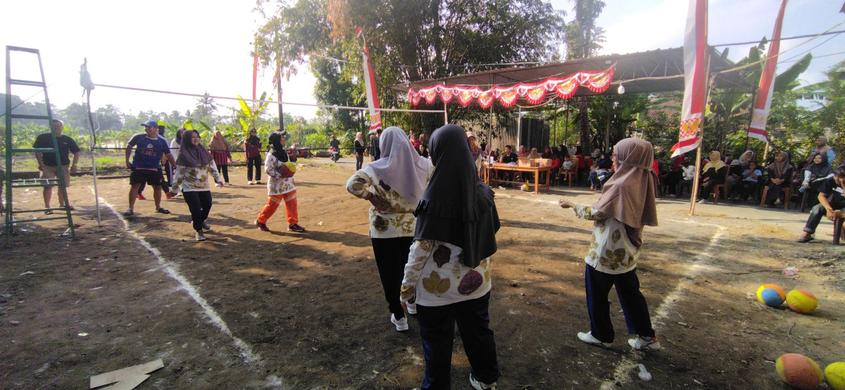 Lomba voli ibu ibu RW 38 Tegalsari