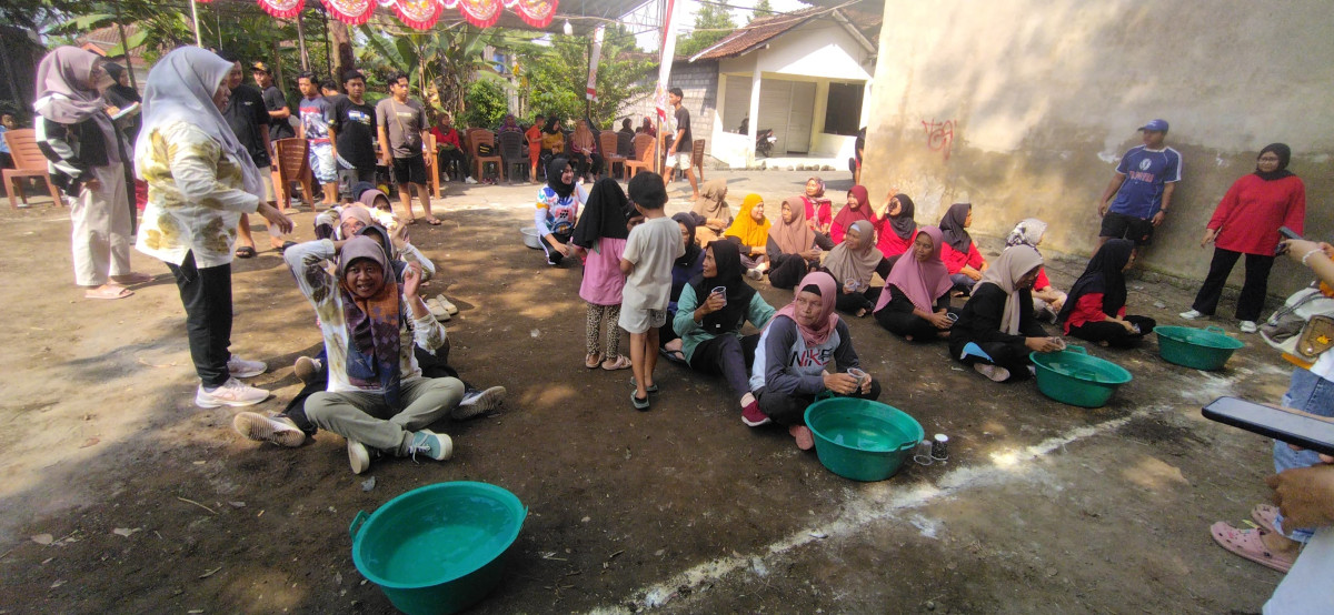 Semarak Agustusan lomba estafet air ibu ibu RW 38 Tegalsari