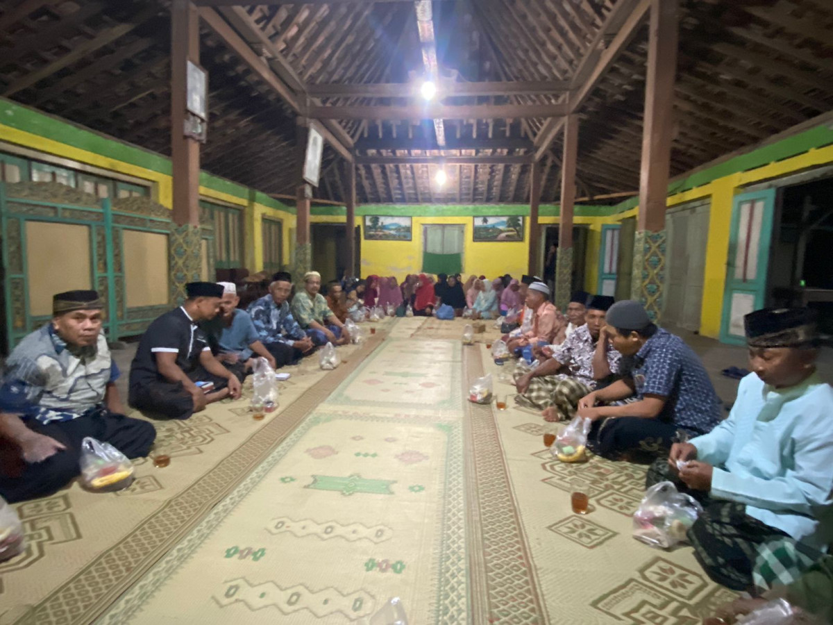 Amalan yasinan rutin bpk2, ibu2 rw 02 warga gedongan lor