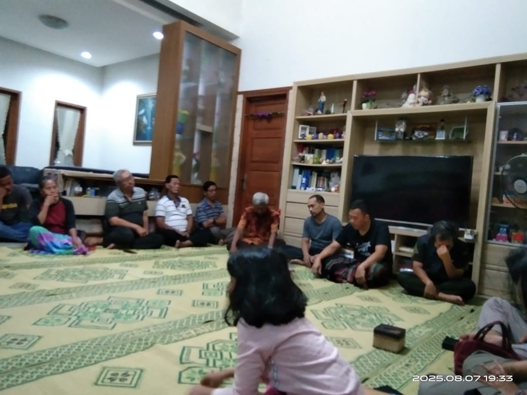 Pendalaman iman d Rmh Bpk Didik Rt 01 lingk yustinus Babadan