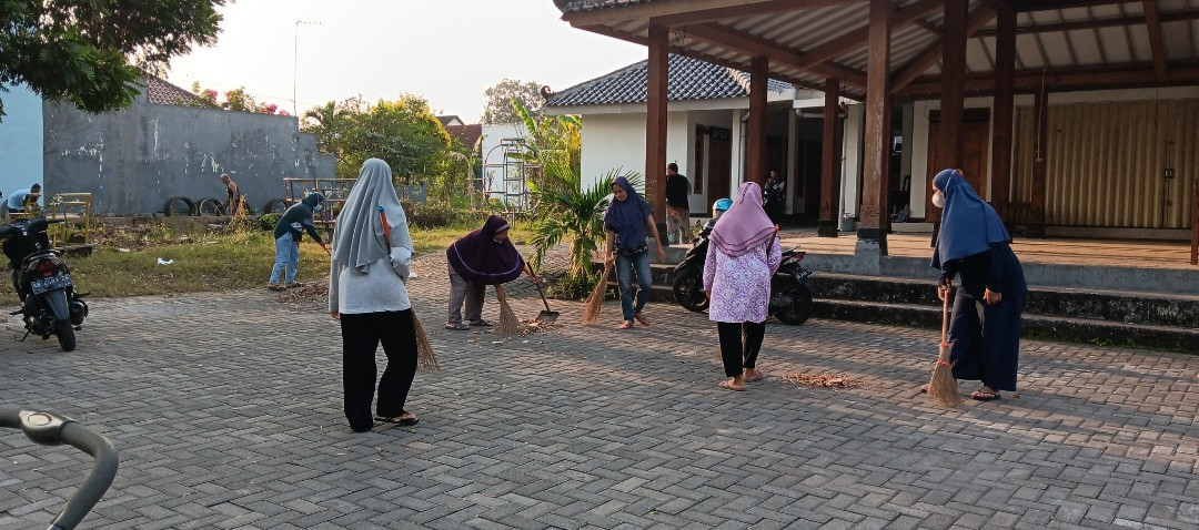 Kerja Bakti Menyapu Halaman Pendopo Budaya Oleh Ibu-ibu RT 02 Pokoh