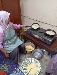 Kegiatan memasak menu PMT lokal oleh kader Sanggrahan
