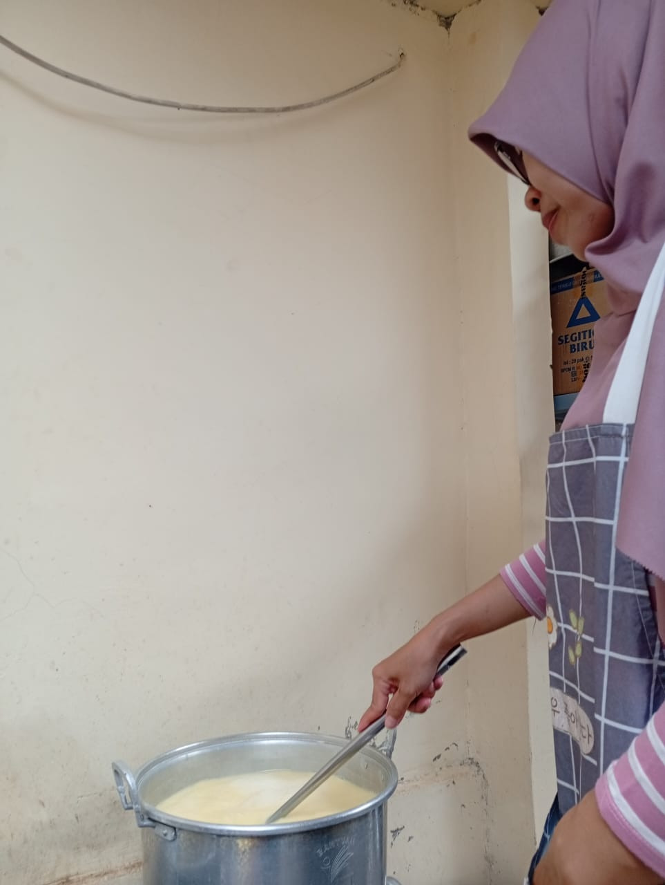 proses memasak PMT lokal utk Bumil oleh kader Krajan