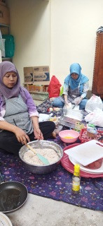 Partisipasi memasak menu PMT lokal oleh kader Sanggrahan