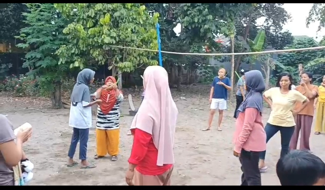 Lomba Estafet Karet Oleh Ibu-ibu RT 01 Pokoh