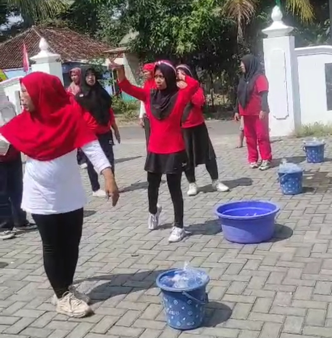 Lomba Estafet Air Oleh Ibu-Ibu RT 02 Padukuhan Pokoh