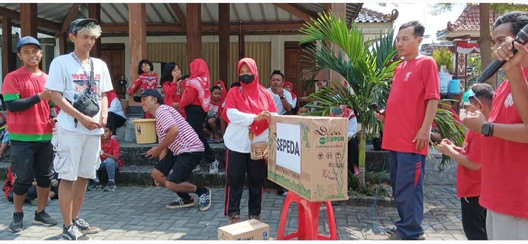 Pembagian Doorprize Senam Dan Jalan Sehat RT 02 Pokoh