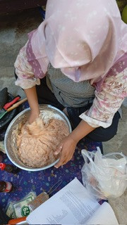 Partisipasi memasak menu PMT lokal oleh kader Sanggrahan