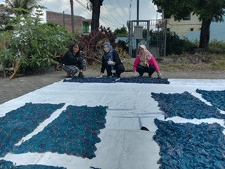 Kegiatan membuat kain jumputan diikuti kader Sanggrahan