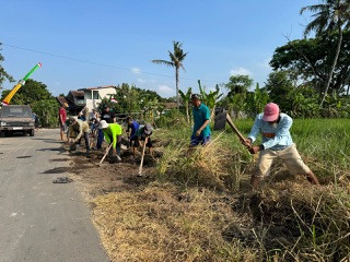 Kerja bakti warga Sanggrahan