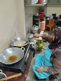 Partisipasi memasak menu PMT lokal oleh kader Sanggrahan