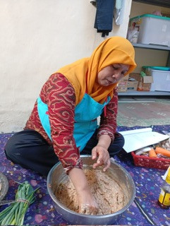 Kegiatan memasak menu PMT lokal oleh kader Sanggrahan
